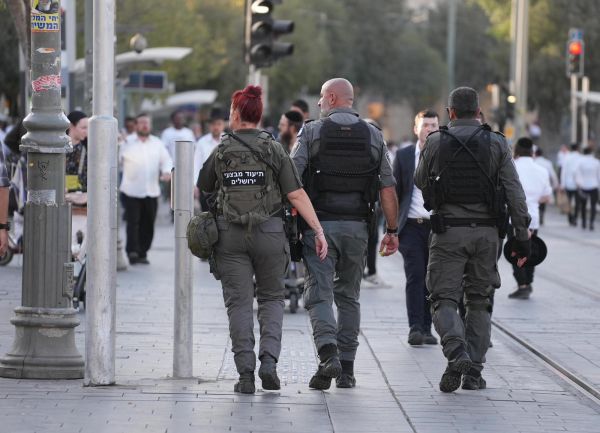 אלימות חמורה: שוטר נפצע מאבן שזרקו לעברו מפגינים חרדים