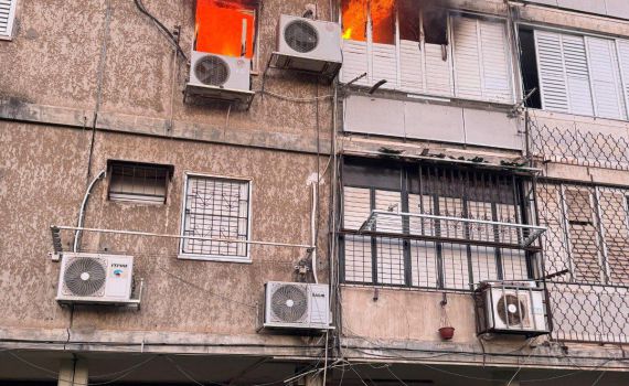 ארבעה פצועים חולצו מדירה בוערת בבת ים