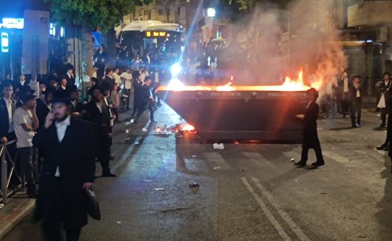 במהלך הלילה: שוטרת נפצעה בהפגנה אלימה בירושלים