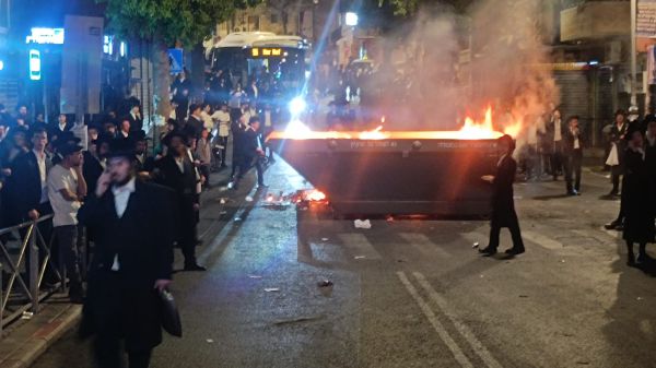 במהלך הלילה: שוטרת נפצעה בהפגנה אלימה בירושלים