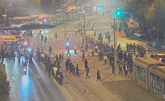 הפגנות החרדים: הרכבת הקלה נחסמה, המפגינים זרקו אבנים. צפו