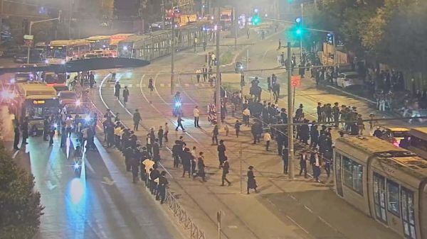 הפגנות החרדים: הרכבת הקלה נחסמה, המפגינים זרקו אבנים. צפו