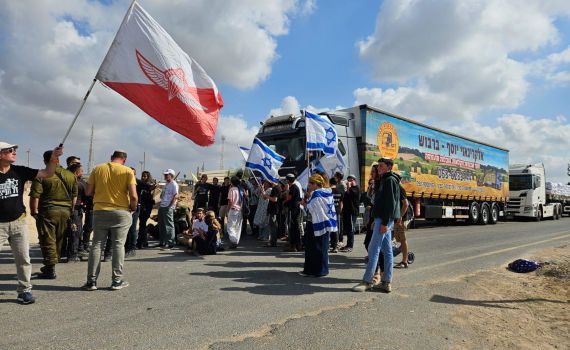 גם אחרי שלושה ימים ללא שחרור גופת חטוף: משאיות סיוע נכנסות