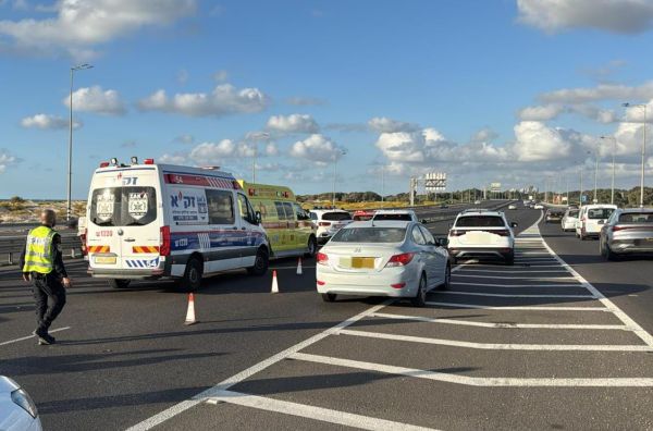 הקטל בכבישים: בת 25 נהרגה מפגיעת רכב בכביש 2