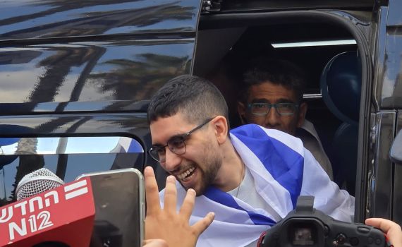 מאות תושבים קיבלו את פניו של אביתר דוד שחזר לביתו. צפו