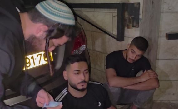 לא קורה בכל יום: חבר הכנסת תפס שב"חים ועיכב אותם בעצמו. צפו