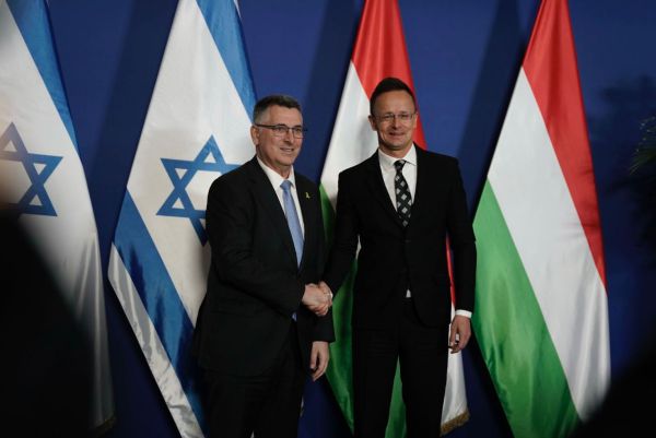 סער בהונגריה: "הרש"פ לא הפסיקה לשלם למחבלים, רק שינתה שיטה"