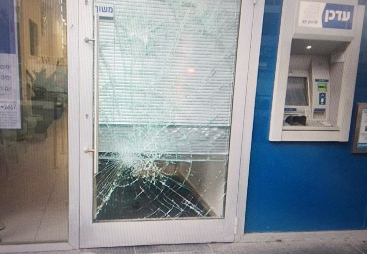 בבני ברק ורמת גן: נעצר חשוד ששדד סניף בנק ודואר ופצע פקיד
