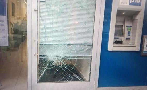 בבני ברק ורמת גן: נעצר חשוד ששדד סניף בנק ודואר ופצע פקיד