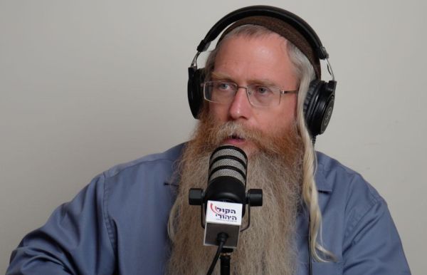 לפנות בוקר: הרב מנחם בן שחר נעצר בביתו בשומרון