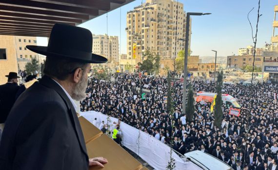 כתבי חדשות 12 ו-13 הותקפו בהפגנת החרדים . צפו