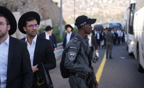 שוטר נפגע בכביש 1 מאוטובוס שהיה בדרכו להפגנת החרדים
