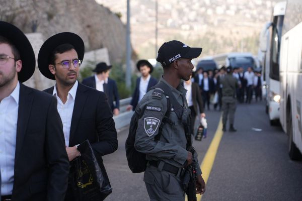 שוטר נפגע בכביש 1 מאוטובוס שהיה בדרכו להפגנת החרדים