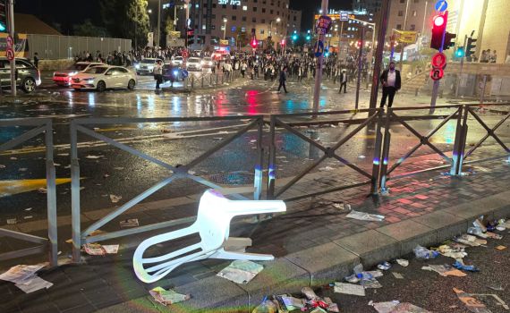 השליכו אבנים וגדרות ופצעו שוטר: צפו בהתפרעות בהפגנת החרדים