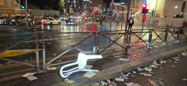 השליכו אבנים וגדרות ופצעו שוטר: צפו בהתפרעות בהפגנת החרדים