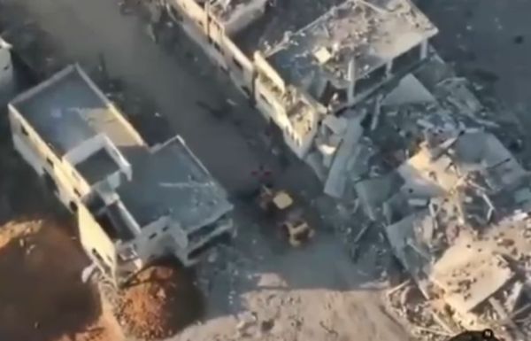 צפו: חמאס מוציא את הגופה וקובר אותה במקום אחר