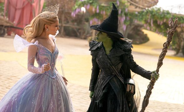 אריאנה גרנדה בהלם: מעריץ מתנפל על הכוכבת בבכורת "מרשעת 2"