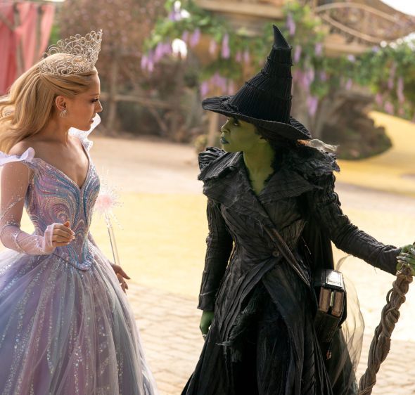 אריאנה גרנדה בהלם: מעריץ מתנפל על הכוכבת בבכורת "מרשעת 2"