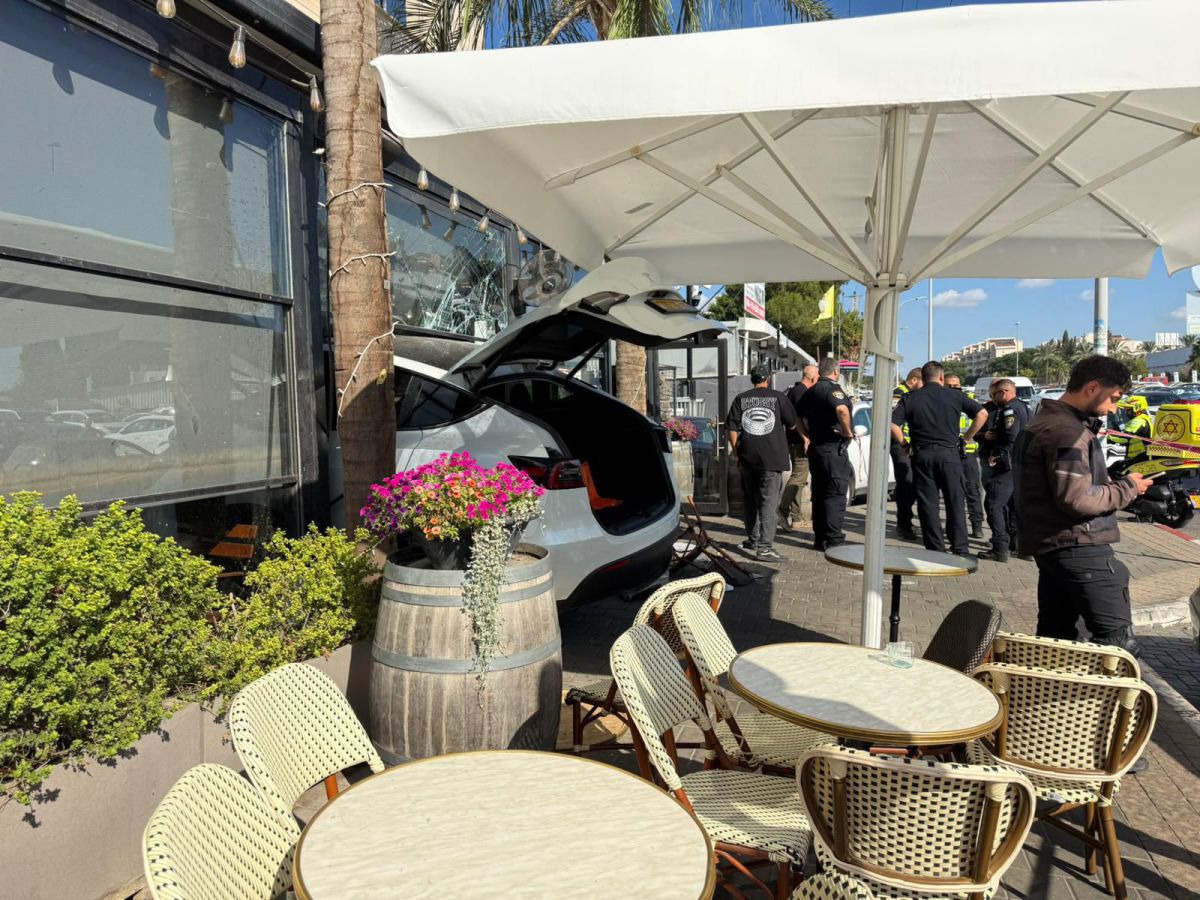 כפר סבא: אדם נהרג מפגיעת רכב בבית קפה בעיר