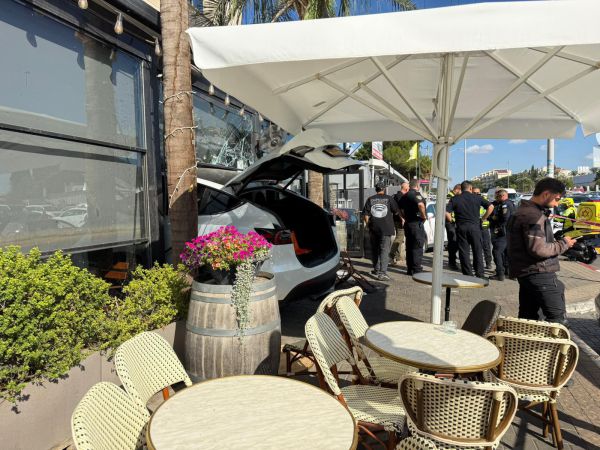 כפר סבא: אדם נהרג מפגיעת רכב בבית קפה בעיר