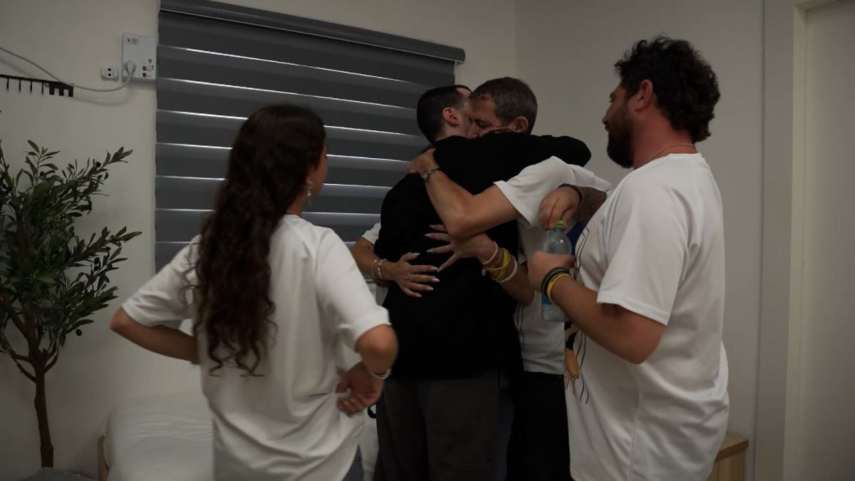 שוב בבית: תיעוד המפגש של גיא גלבוע דלאל עם משפחתו