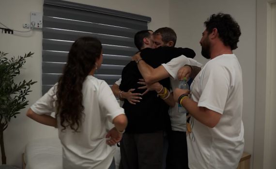 שוב בבית: תיעוד המפגש של גיא גלבוע דלאל עם משפחתו