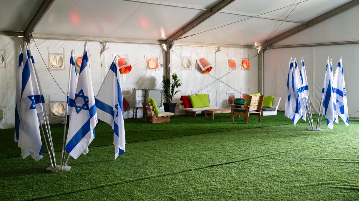 תיעוד ראשון: כך נראית נקודת הקליטה לחטופים המשוחררים | צפו