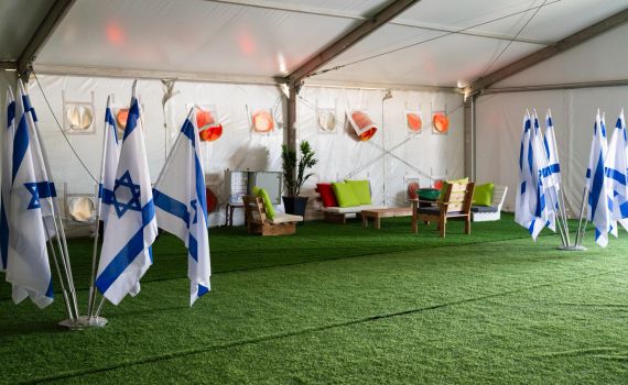 תיעוד ראשון: כך נראית נקודת הקליטה לחטופים המשוחררים | צפו