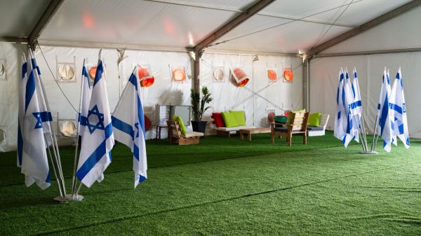 תיעוד ראשון: כך נראית נקודת הקליטה לחטופים המשוחררים | צפו