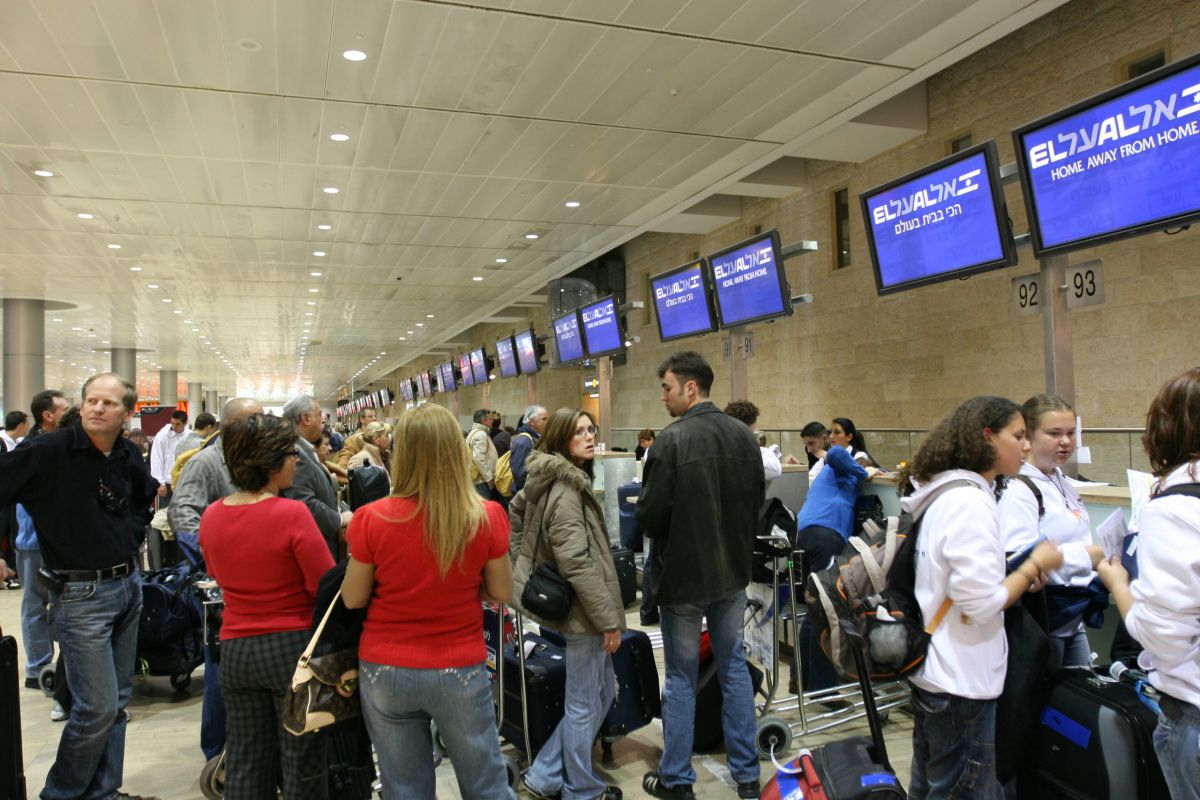מכר כרטיסי טיסה פיקטיביים ותקע עשרות אנשים בניו יורק