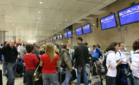 מכר כרטיסי טיסה פיקטיביים ותקע עשרות אנשים בניו יורק