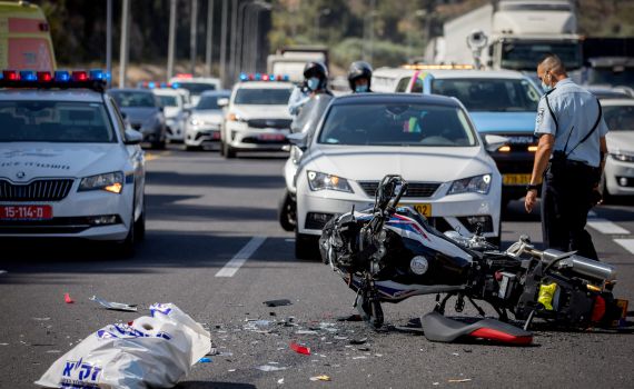 נעצרו שלושה חשודים שגנבו אופנוע לחייל שנפצע בתאונה. צפו