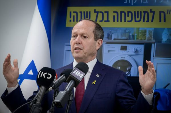 ברקת קנה מרצדס והשמאל משתולל. סתם