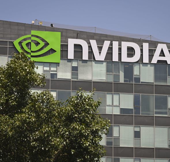 לראשונה בעולם: אנבידיה שווה 5,000,000,000,000 דולר