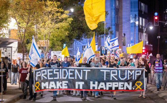 טראמפ שיתף תמונות מעצרת החטופים: "זה עכשיו או לעולם לא"