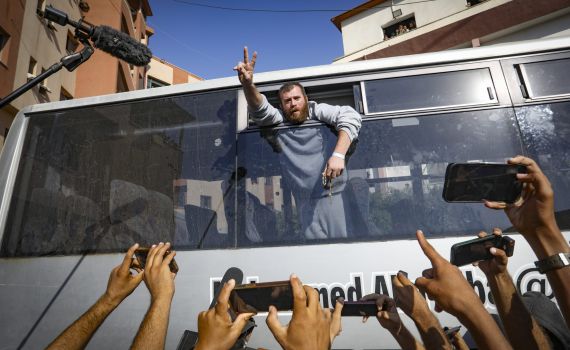 הותשו מהבריכות: מחבלים משוחררים מתלוננים על התנאים במלונות