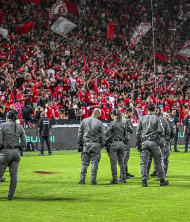 דרמה בכדורגל הישראלי: 18 אוהדי הפועל ת"א נעצרו בביתם. צפו