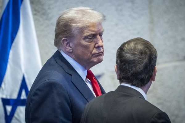 טראמפ: אם חמאס לא יתפרק מנשקו – אנחנו נפרק אותם