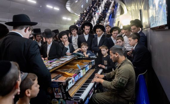 תמונת היום: המוני המפגינים סביב הלוחם החרדי במדים