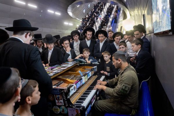 תמונת היום: המוני המפגינים סביב הלוחם החרדי במדים