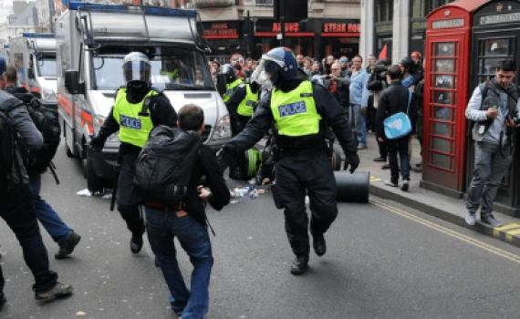 מהומות ההגירה: אירלנד בוערת אחרי תקיפה של ילדה על ידי מהגר