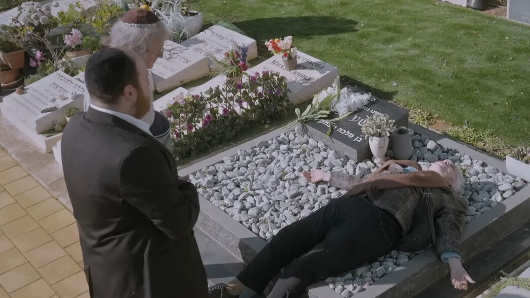 תביעה נגד "קופה ראשית": משפחה טוענת שעשו צחוקים על קבר סבתם