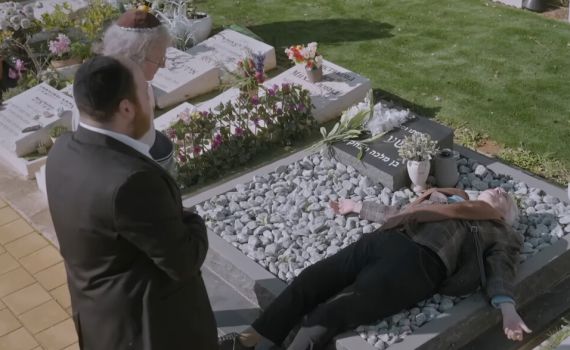תביעה נגד "קופה ראשית": משפחה טוענת שעשו צחוקים על קבר סבתם
