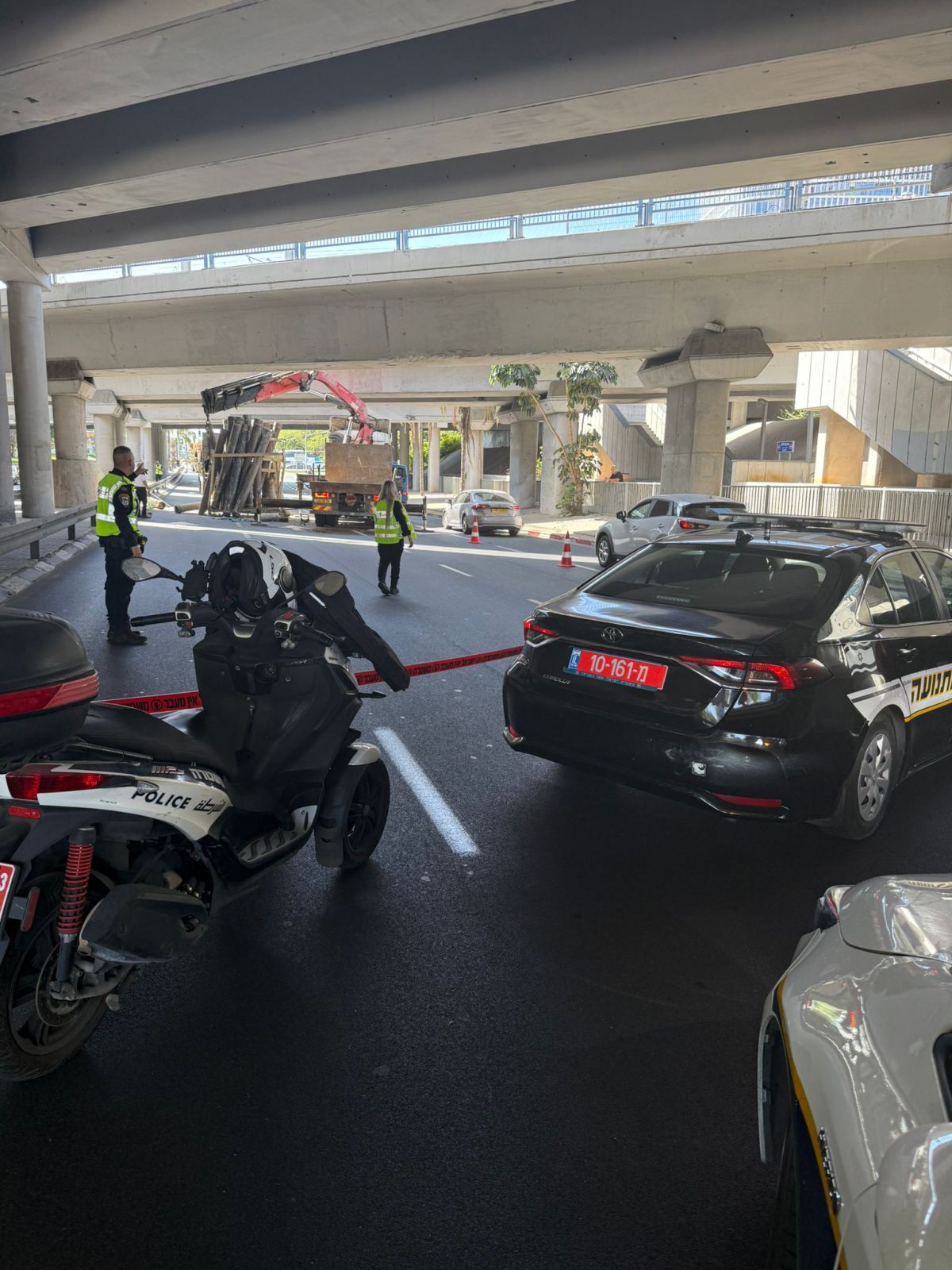 משאית פגעה בגשר רוקח: עומסי תנועה כבדים באיילון