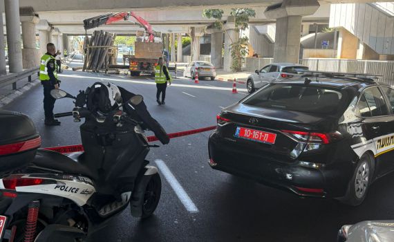 משאית פגעה בגשר רוקח: עומסי תנועה כבדים באיילון