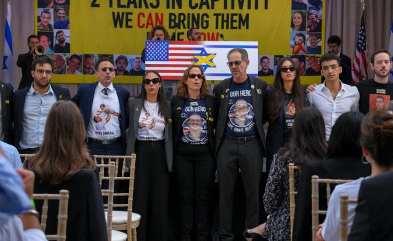 מרגש: הפרויקט של תמרי שרים בסוכה בארה"ב להשבת החטופים | צפו