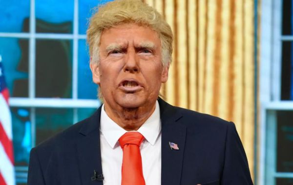 רגע לפני טראמפ האמיתי: צפו בגרסה של ארץ נהדרת בכיכר החטופים