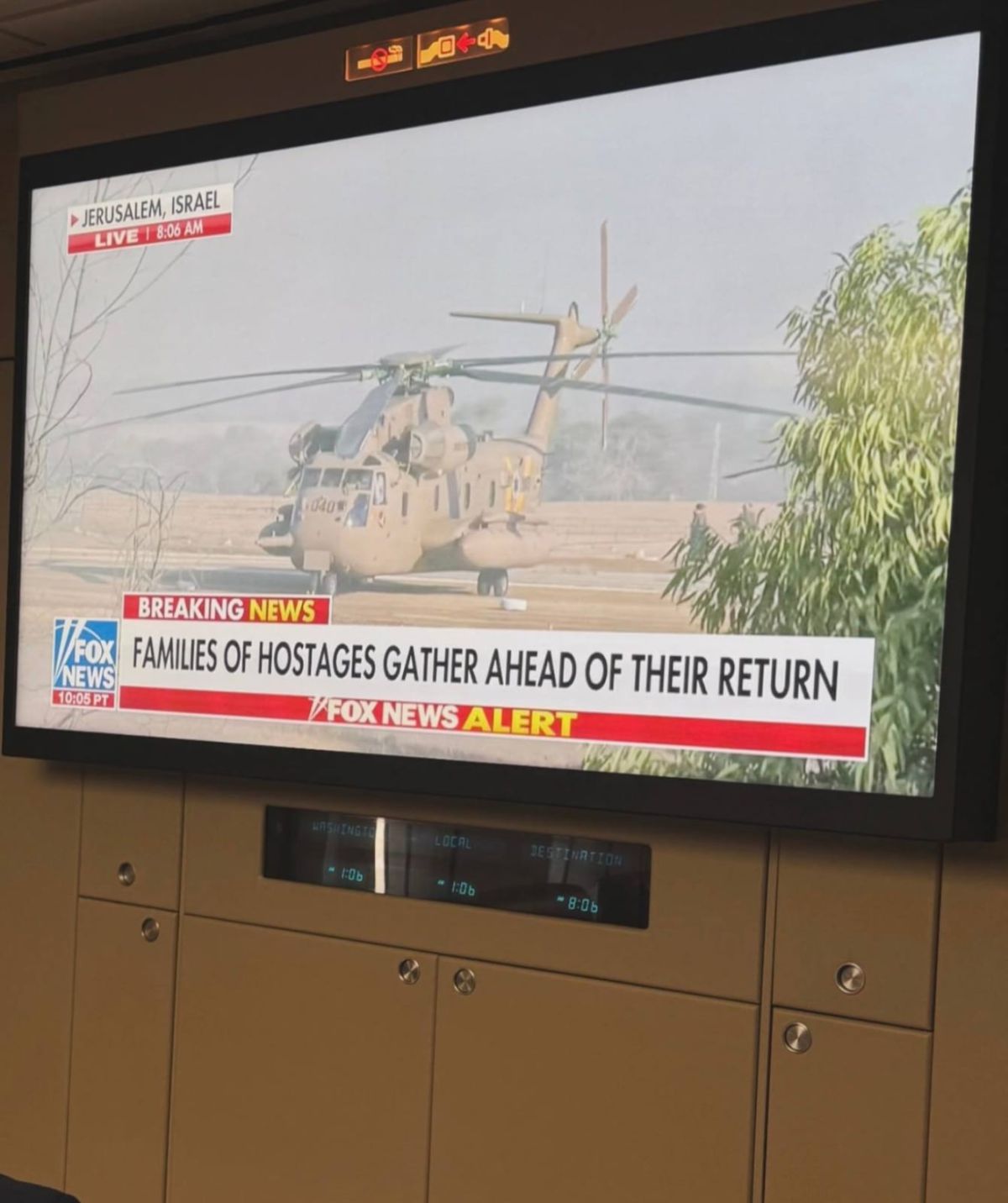 במטוס הנשיאותי: טראמפ צופה בשחרור החטופים בשידור חי