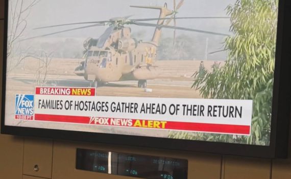 במטוס הנשיאותי: טראמפ צופה בשחרור החטופים בשידור חי