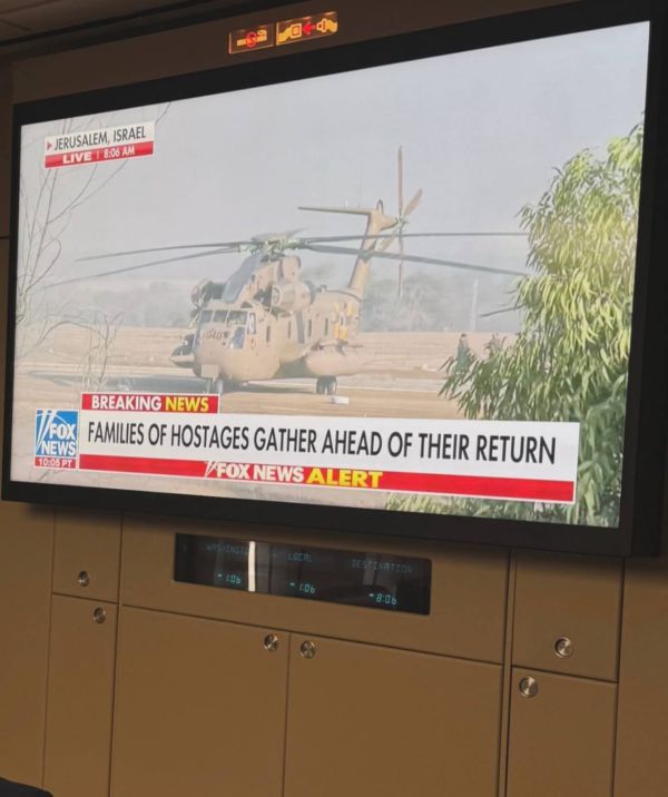 במטוס הנשיאותי: טראמפ צופה בשחרור החטופים בשידור חי